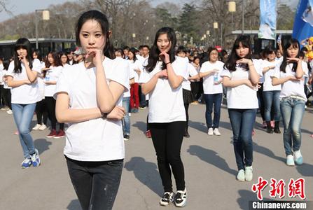 女子与多人发生关系后勒索钱财